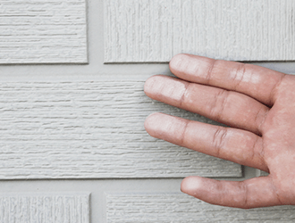 触ると手に粉が付く